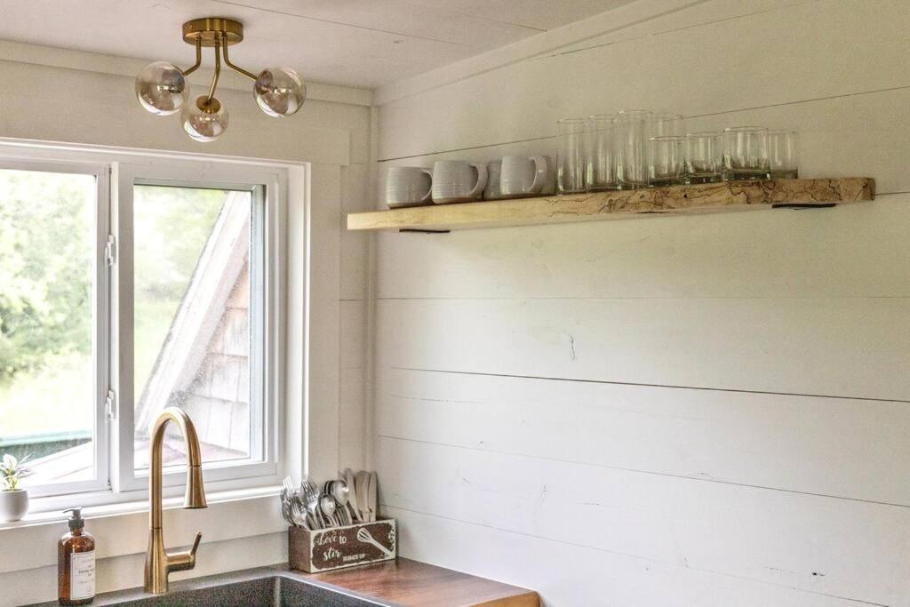 Charming & Freshly Restored Farmhouse 1 Mile From Center Of Stowe Bagian luar foto