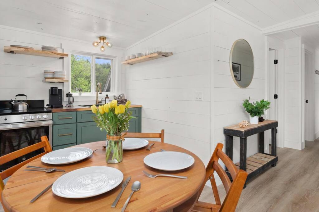 Charming & Freshly Restored Farmhouse 1 Mile From Center Of Stowe Bagian luar foto