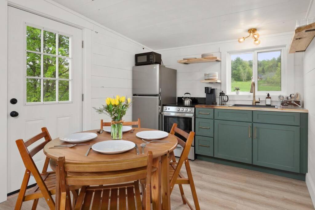 Charming & Freshly Restored Farmhouse 1 Mile From Center Of Stowe Bagian luar foto