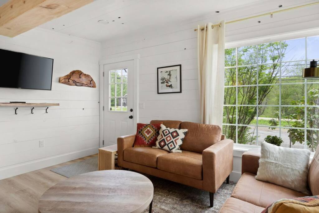 Charming & Freshly Restored Farmhouse 1 Mile From Center Of Stowe Bagian luar foto