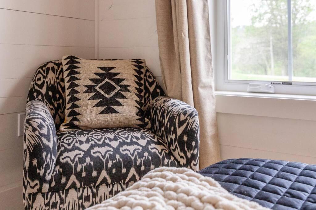 Charming & Freshly Restored Farmhouse 1 Mile From Center Of Stowe Bagian luar foto