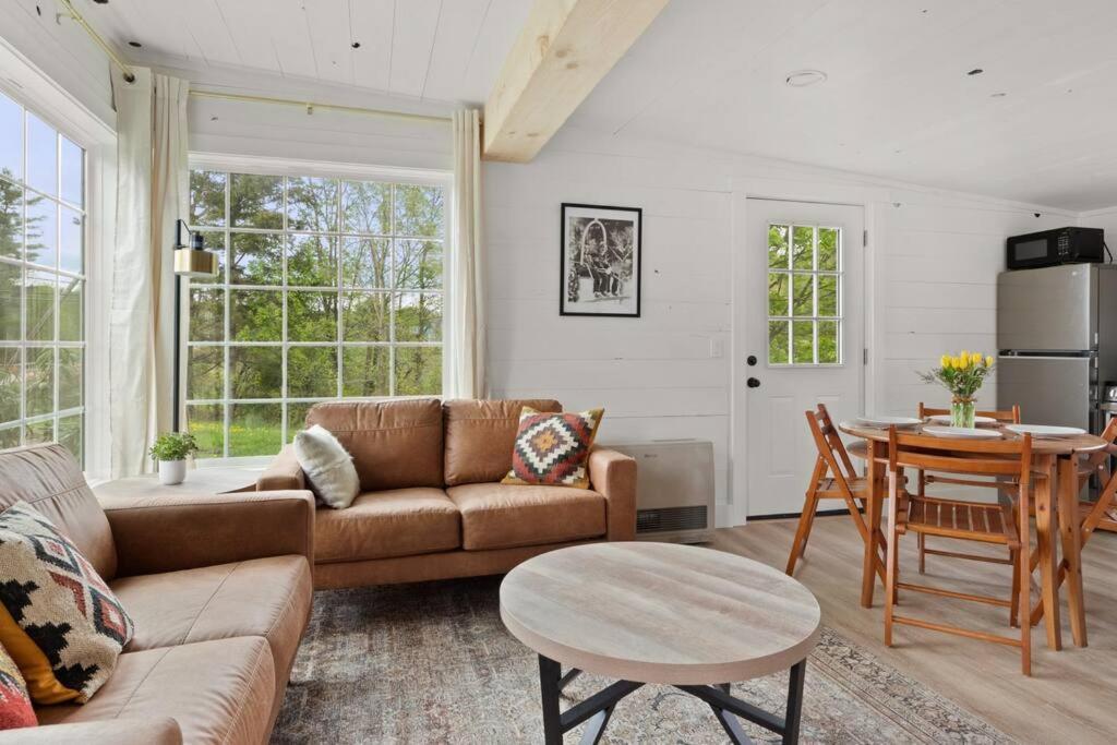 Charming & Freshly Restored Farmhouse 1 Mile From Center Of Stowe Bagian luar foto